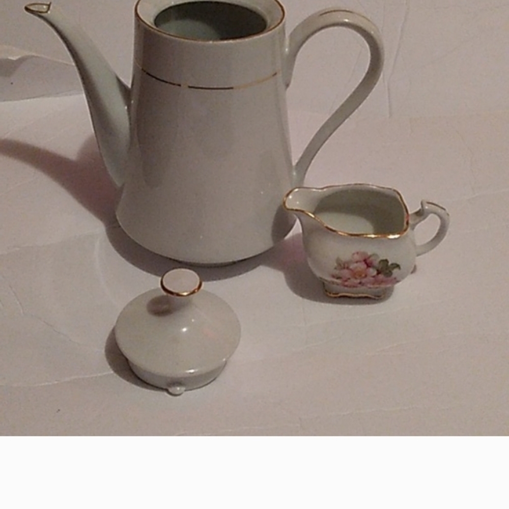 Elegant White and Gold Tea Set - Picture 3 of 8